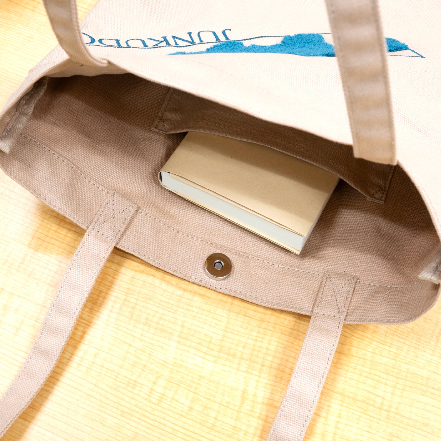 さがら刺しゅうトートバッグ(ブックカバー柄・べ―ジュ)